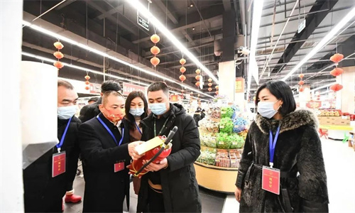 徽大姐集团总经理张向丽以瑶海区人大代表身份参加长淮街道组织的安全生产情况检查活动