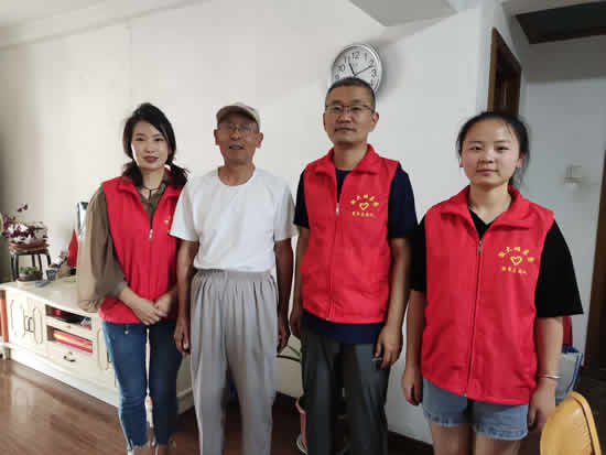 党建+志愿服务｜徽大姐家政集团党支部六月份主题党日活动为社区老人开展“洁净夏日 爱心助老”志愿服务活动